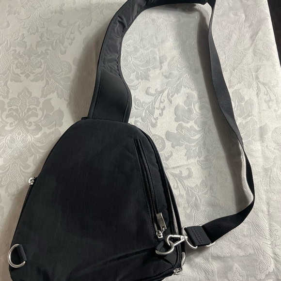 Baggallini  Mini Sling Crossbody Shoulder Bag Black New W/out Tags - Picture 2 of 10